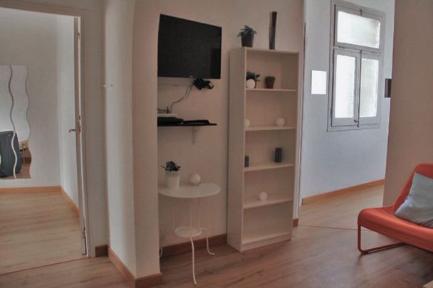 Spacious room with double wardrobe in the Eixample - Photo 1