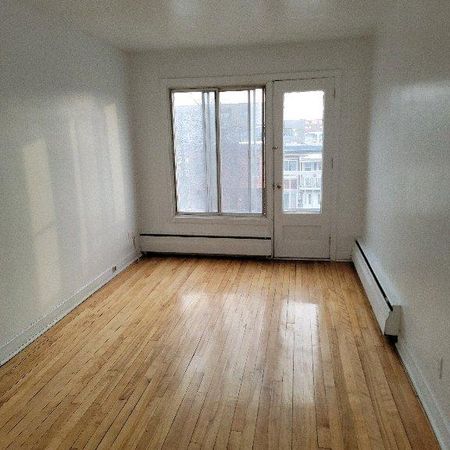 Beau 4 1/2 pour le 1er août, ROSEMONT. chauffage ,eau chaude inclus. - Photo 4