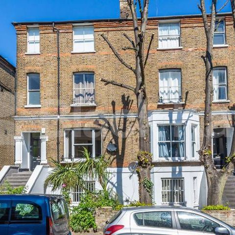 Spacious newly refurbished one bedroom set in a period conversion - Photo 2