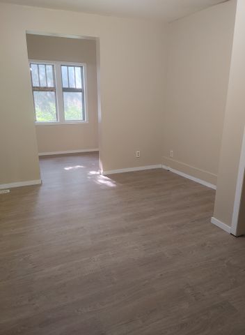 1167 ROBINSON 3 BEDROOM HOUSE WITH GARAGE - Photo 5