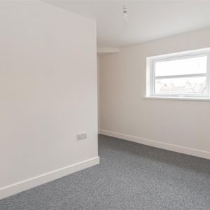 1 bed Room To Let - Photo 2