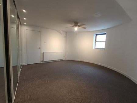 3 bedroom flat to rent - Photo 2