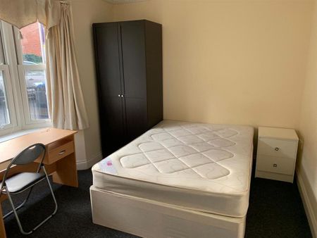 6 bedroom detached house to rent - Photo 3