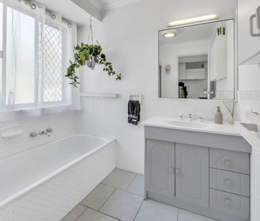 Light-Filled Duplex in Prime Coastal Location - Photo 3