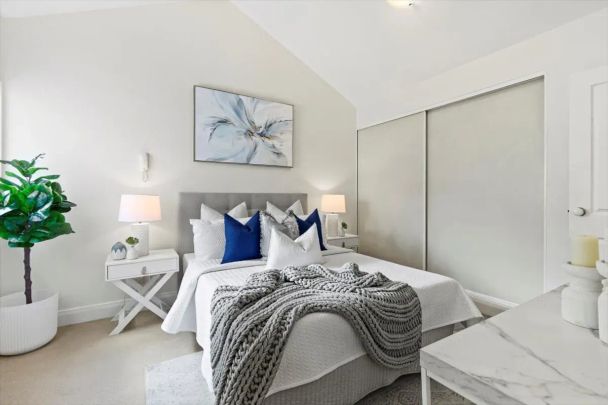 Sun-Drenched North-Facing Townhouse with Wrap-Around Courtyard - Just 500m from Coogee Beach - Photo 1