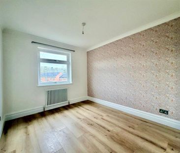 3 bedroom end of terrace house to rent - Photo 4