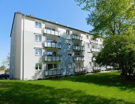 Schön geschnittene 3-R-Wohnung mit Balkon! Ideal für die kleine Familie! - Photo 1