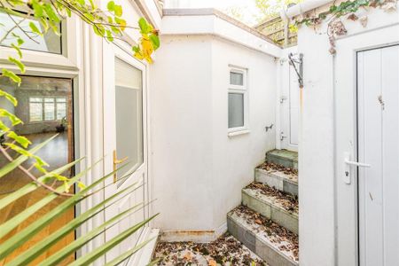 2 bedroom end of terrace house to rent - Photo 4