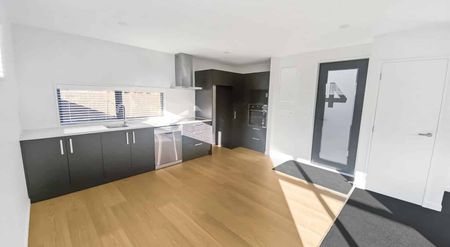 Spacious Executive Townhouse - Photo 5