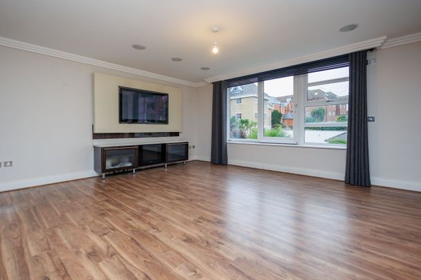 3 bed flat to rent in Studland Road, Bournemouth, BH4 - Photo 1