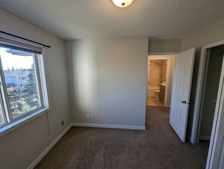 117 Hidden Ranch Close Northwest, Calgary - Photo 2