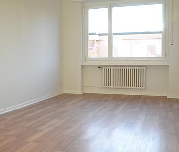 SCHÖNE & RENOVIERTE WOHNUNG SUCHT NEUEN MIETER! - Photo 2