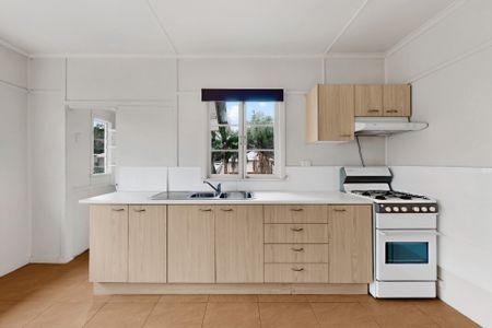 Charming 3 bedroom post war home with suburban living at your finger tips - Photo 4