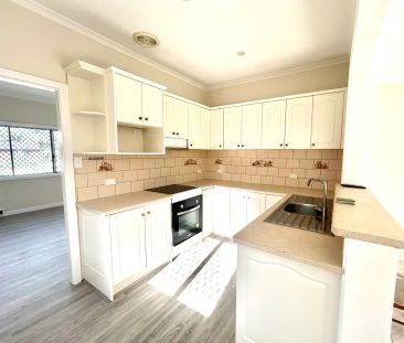 “Cozy 4 Bedroom Home with separate Garage/Storage” - Photo 3