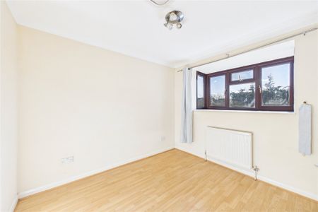 2 bedroom Flat in Southwood Road, Hampshire - Photo 5