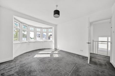 Semi-detached House to rent - Broad Walk, London, SE3 - Photo 3