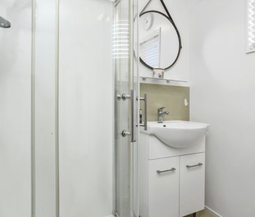 Charming two-bedroom Unit! - Photo 4