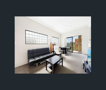 Spacious Two-Bedroom Apartment – Top Floor Location - Photo 1