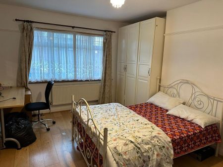 4 bedroom semi-detached house to rent - Photo 3