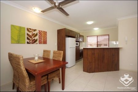 Fully Furnished 2 Bedroom Poolside Apartment - Photo 4