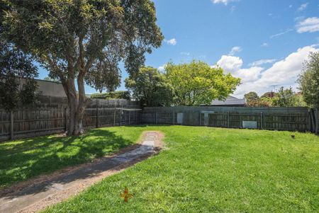 Stylish Californian Looking Into The Sun - Photo 5
