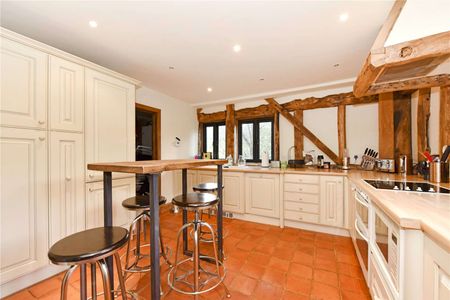 A delightful barn conversion set in lovely rural location, well presented throughout with good size rooms and a generous garden - Photo 2