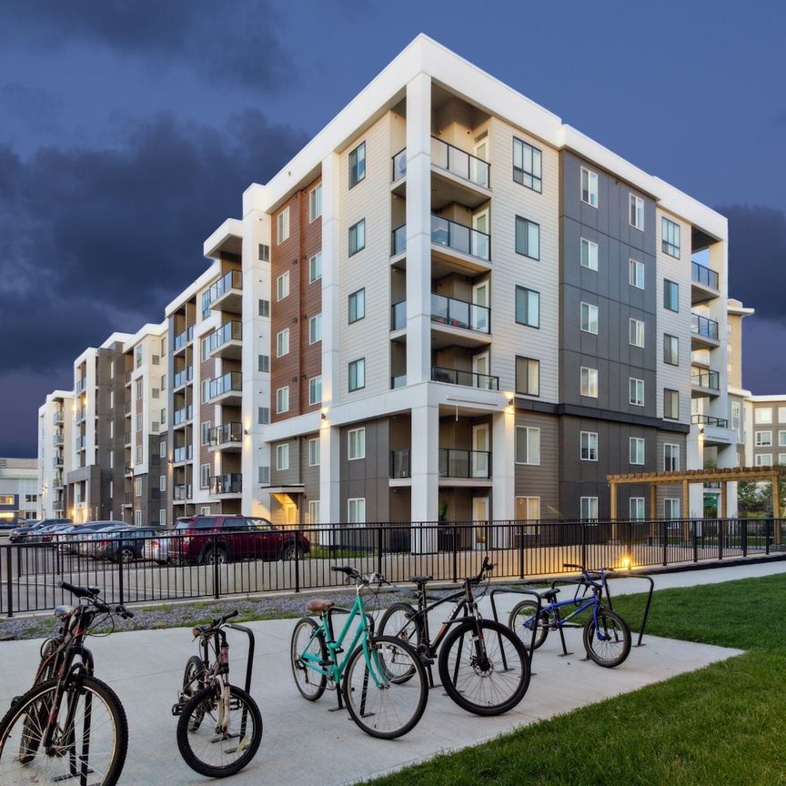 Emerald Place - Photo 1
