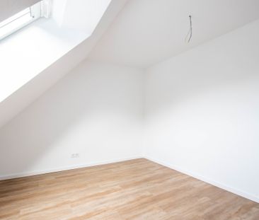 Top renovierte 3 Zimmer Dachgeschosswohnung mit Balkon und Einbaukü... - Photo 1