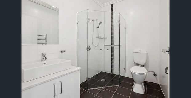 Over 55's three-bedroom villa in the heart of Roseville - Photo 1