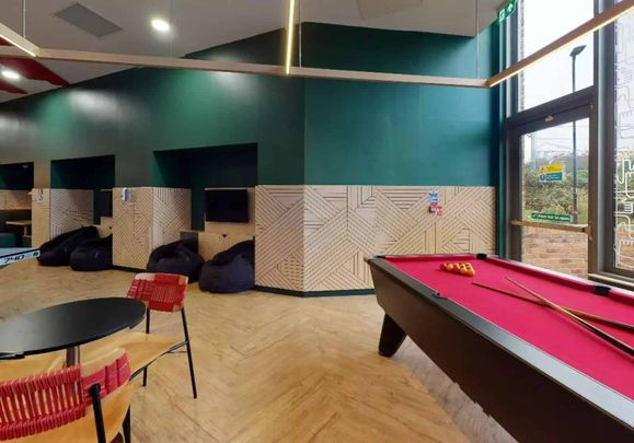 5-Bed Silver Apartment - Photo 1