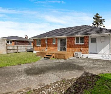 Charming 3BR Home in Papakura! - Photo 2