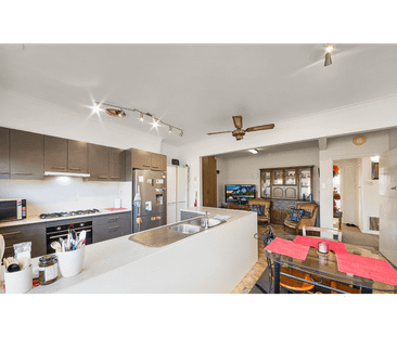 Four-Bedroom Home Moments from Pakenham Train Station!! - Photo 5