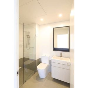 Stylish & Conveniently Located 2 Bedroom Apartment - Photo 3