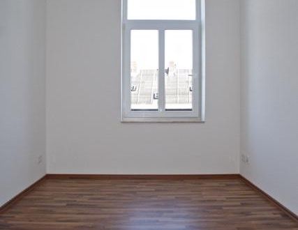 3-Raum • Fussbodenheizung • Südbalkon • Tageslichtbad • Stellplatz • Nussbaumlaminat • Anschauen !!! - Photo 1