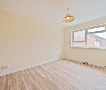 3 bedroom end of terrace house to rent - Photo 3