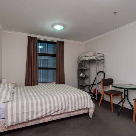 Inner City Living in quiet Studio Apartment - Photo 3