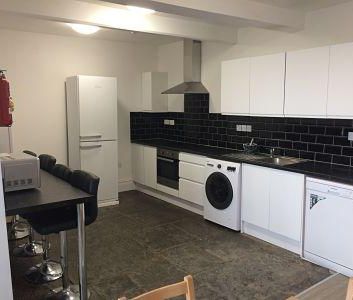 6 bedroom flat to rent - Photo 3