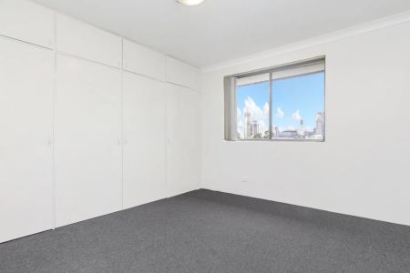 Three bedroom recently updated apartment - Photo 2