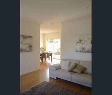 3-BEDROOM TOWNHOUSE - MINUTES AWAY FROM THE STUNNING SEACLIFF AND B... - Photo 2
