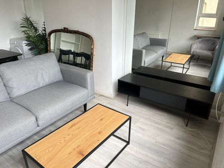 3 Bed Flat, Orpen House, SW5 - Photo 2