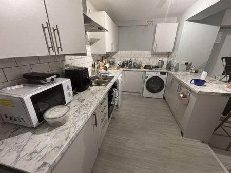 207 flat 4 Belle Vue Road, Leeds, LS3 1HG - Photo 2