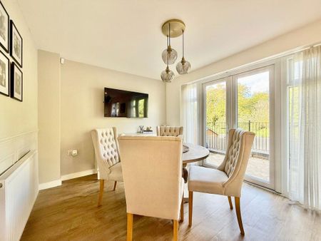 4 bedroom semi-detached house to rent - Photo 4