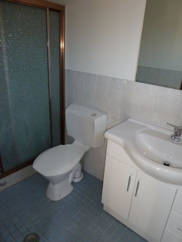 23 Rowe Place, Phillip ACT 2606 - Townhouse For Rent | Domain - Photo 4