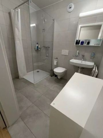 Appartement d une pièce au 1er étage - Rue de Borde 17 - Foto 4