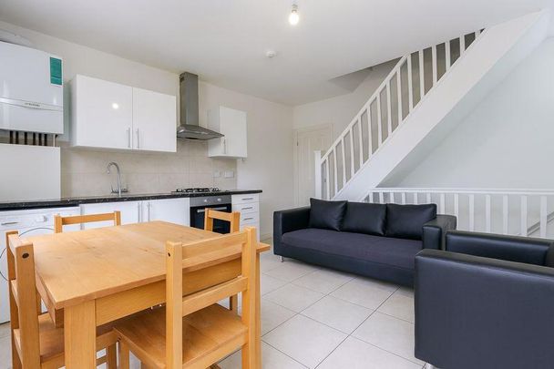 4 bedroom flat to rent - Photo 1