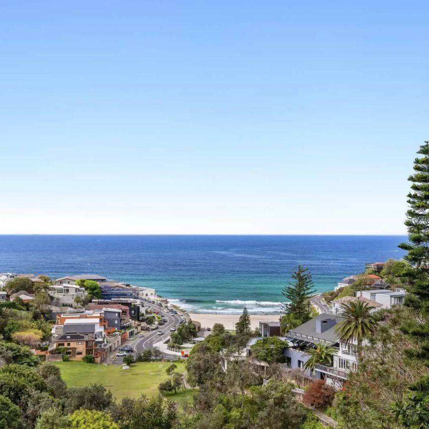 Stylish One-Bedroom Designer Beachside Apartment with Spectacular Views and Secure Parking - Photo 1