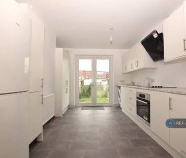 4 bedroom semi-detached house to rent - Photo 5