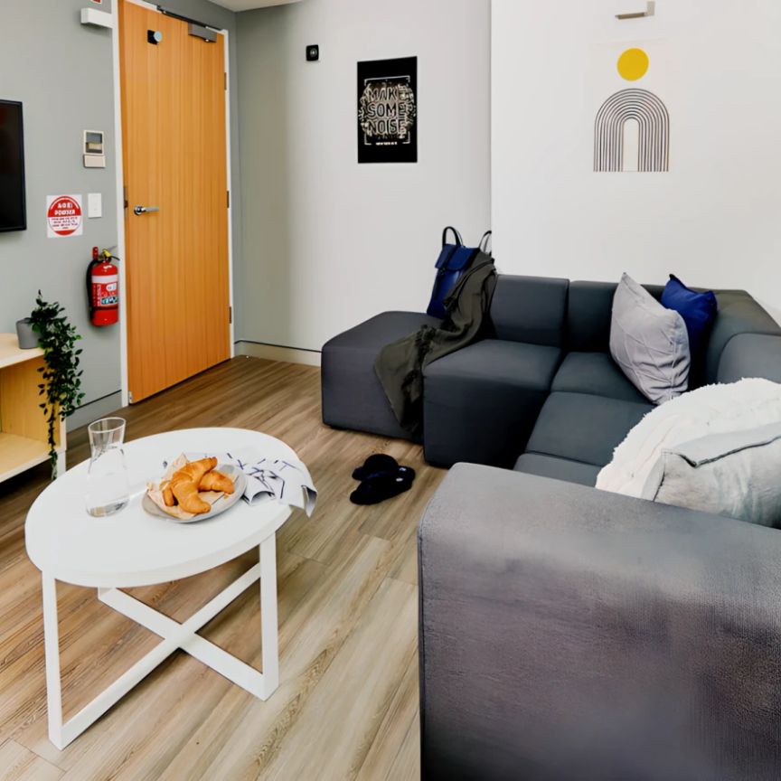 Twin room in 8 person Apartment - Photo 1