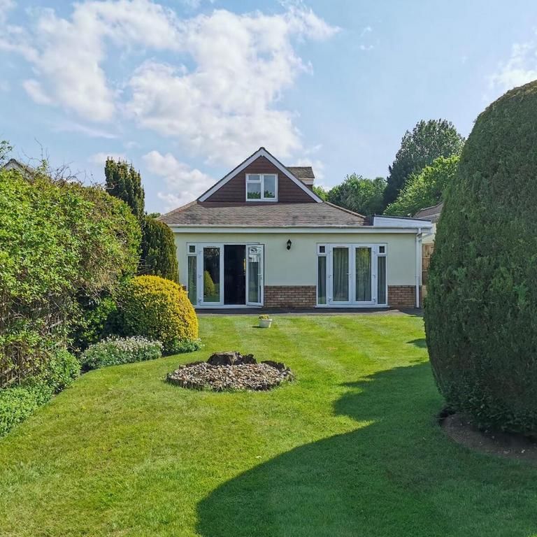 5 bedroom bungalow to rent - Photo 1