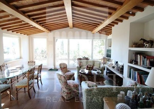 Center-Popolo: Spectacular Villino located in the center of Rome, in an exclusive private, secure park setting. Spacious living room, 4 bedrooms, 4 Baths, large panoramic terrace and gardens, parking. Ref #1910